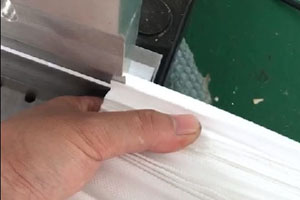 Comment insérer des plis dans les moules gaz de la soudeuse à couture moyenne de la cartouche filtrante?