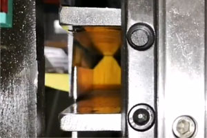 Quel est le principe de base et le processus de production de la machine de plissage de médias filtrants de type lame-couteau?